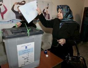 Iraquíes votan entre bombas y morteros