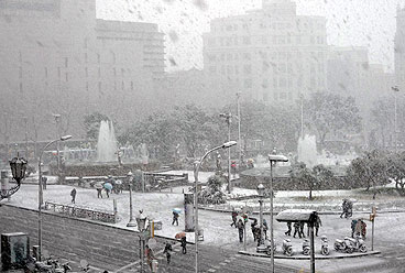 Barcelona colapsa por tormenta de nieve y viento