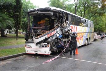3 muertos y 25 heridos al chocar un ómnibus y un camión en Buenos Aires