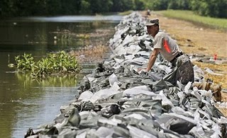 Pronostican graves inundaciones en EEUU y levantan murallas con bolsas de arena