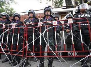 Miles de manifestantes asedian la casa de un atrincherado primer ministro de Tailandia