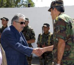 Mujica: Las Fuerzas Armadas de hoy no deben cargar ninguna mochila del pasado