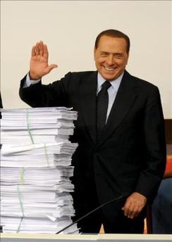 El tarado de Berlusconi dice que las mujeres hacen cola por él