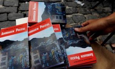 El negro y pobre que vive en una favela de Río ya tiene su manual por si es abordado por la policía