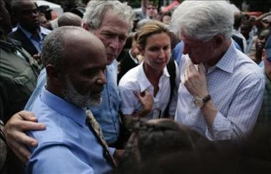 El repudiable Bush se limpió la mano en Clinton tras saludar a un haitiano