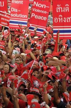 Miles de "camisas rojas" marchan por Bangkok y hacen retroceder al ejército