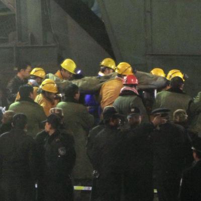 Rescatan con vida a 114 mineros que estuvieron sepultados una semana en una mina de carbón en China