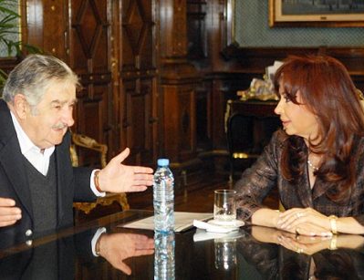 Sorpresiva visita de Mujica a Cristina Fernández: compromiso de respertar fallo de La Haya