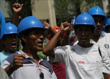 Mineros furiosos velan los cadáveres de cuatro compañeros en la carretera Panamericana, bloqueada en Perú
