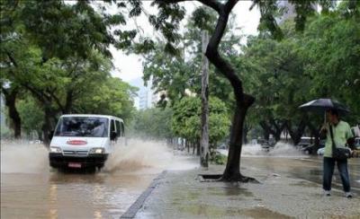 El desastre de las lluvias toca a ricos y pobres en Río de Janeiro y el número de muertos sube a 93