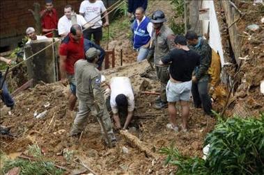 Río busca más víctimas y responsables de la tragedia que ha dejado 113 muertos