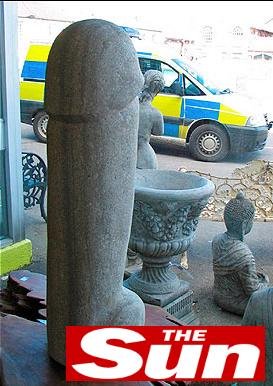 La policía británica confisca un "pene" gigante