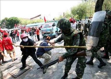 Arde Tailandia: 175 heridos en choques entre las tropas y los "camisas rojas"