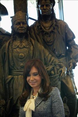 La presidenta argentina agasajada por indios norteamericanos en Washington