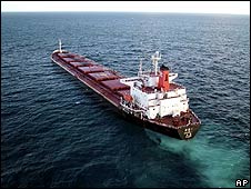 Australia procesará a responsables de barco chino que derramó petróleo