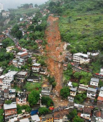 Evacúan a 4.000 personas en Río de Janeiro por riesgo de aludes