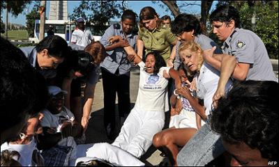 Policía cubana impide marcha de Damas de Blanco