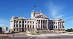 56 cargos para la oposición en Uruguay