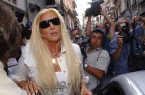 La diva argentina Susana Giménez aclamada por el público uruguayo al llegar al juzgado