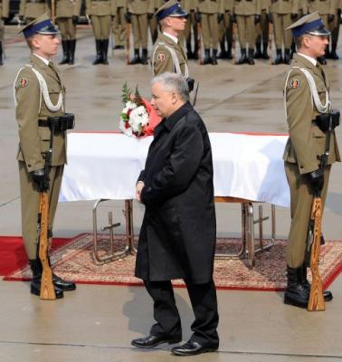 El hermano gemelo del presidente polaco fallecido: los vaivenes entre el dolor y el poder