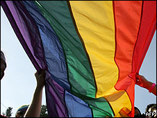 Colectivos gay disparan contra el Vaticano