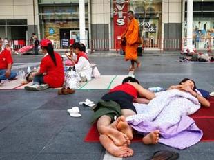 Los "camisas rojas" preparan la batalla final contra el Gobierno tailandés