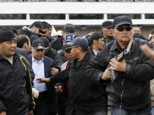 Los escoltas del presidente derrocado de Kirguistán disparan al aire para ayudarlo a escapar de una multitud