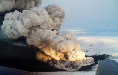 Las cenizas del volcán de Islandia paralizan a los aviones en Europa