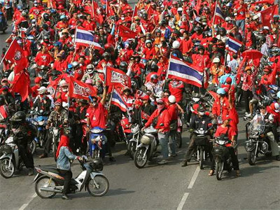 Los "camisas rojas" acorralan al gobierno de Tailandia