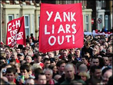 "¡Fuera, yanquis mentirosos!" gritan los hinchas ingleses de Liverpool a los dueños que pusieron el club a la venta