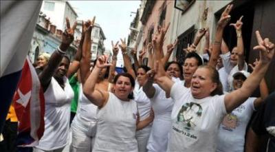 Las Damas de Blanco hostigadas y rodeadas por partidarios del Gobierno cubano