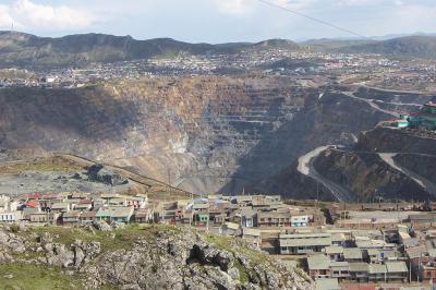 Ciudad peruana es devorada por una mina