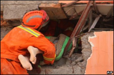 Una niña y una anciana rescatadas con vida después de 5 días entre los escombros del terremoto en China