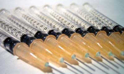 Grupos farmacéuticos se llenan los bolsillos con la vacuna contra la gripe porcina
