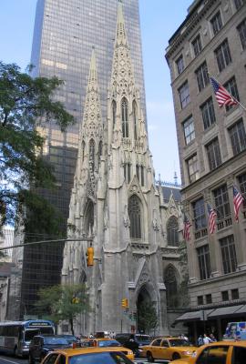 Buscan a pareja que abandonó a un niño en la catedral de Nueva York