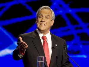 El canal de televisión de Piñera se equivoca y lo tilda de "ladrón de cajeros"