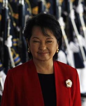 La presidenta de Filipinas nombra a su manicura directora de una agencia estatal