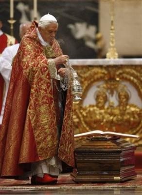 Los teólogos de la Juan XXIII piden la dimisión del Papa y el fin del celibato