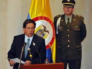 Fiscalía de Colombia acusa de falsedad y fraude a promotores de la reelección de Uribe
