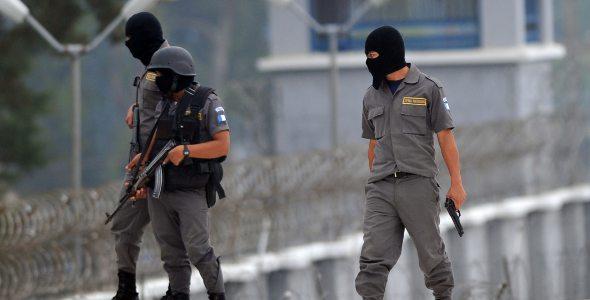 Asaltos a guarniciones policiales y revueltas en cárceles de Guatemala dejan dos muertos y ocho heridos