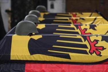 Ministro alemán pide perdón a familiares en los funerales de soldados caídos en Afganistán