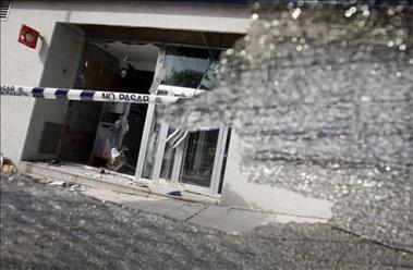 Bomba destruye fachada de un banco en Santiago de Chile