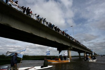 Dos marchas sobre un puente enfrentan a uruguayos y argentinos