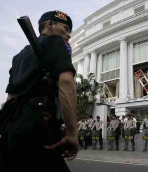Prohíben a policías indonesios aumentarse el pene