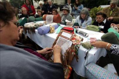 Catalanes y uruguayos celebran en Montevideo la festividad de Sant Jordi entre libros, rosas, y paella