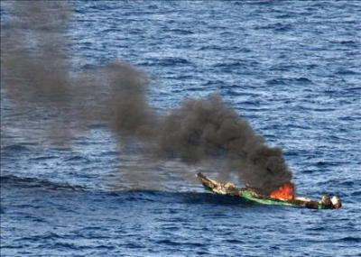 Cuatro buques de guerra desembarcan soldados y atacan bastión de los piratas somalíes