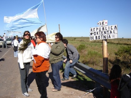 Botnia: Clarín dice que corte del puente perdió consenso en la ciudad de Gualeguaychú y en la propia Asamblea Ambiental