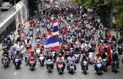 Los 'camisas rojas' cargan contra las tropas tailandesas