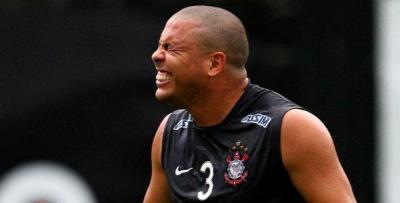 Hinchas de Flamengo contrataron a 20 travestis para dar "la bienvenida" a Ronaldo