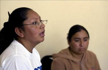 Salen de prisión dos indígenas mexicanas acusadas de secuestrar a policías